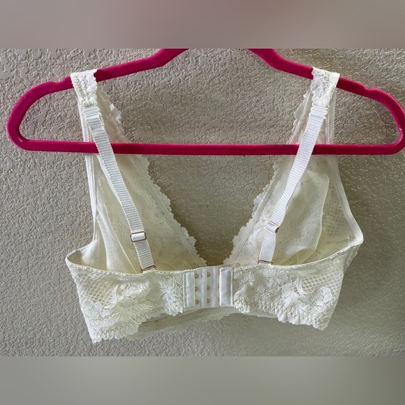 Le Mystere Buttercream White Lace Allure Convertible Plunge Bra 32DD - Picture 7 of 12